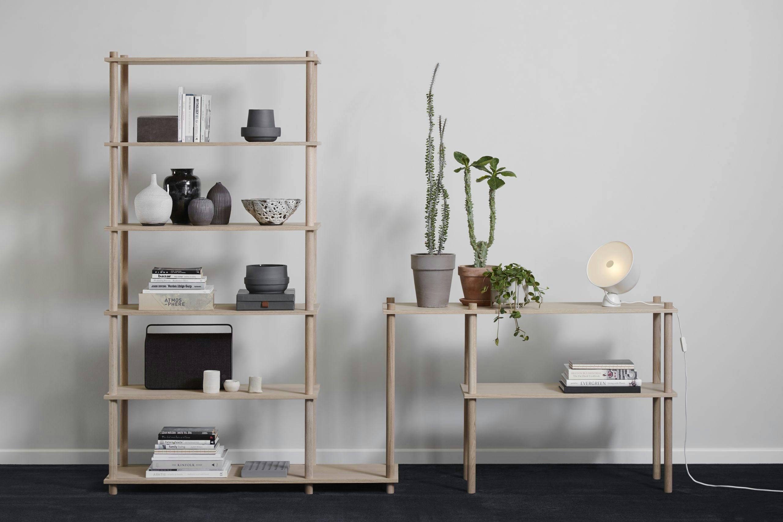 4. Bruk en hylle som romdeler inspirasjon til liten stue